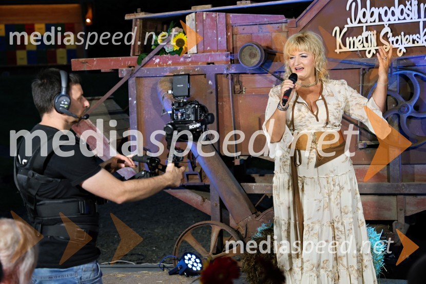  Mili Korpar, pevkaVečer slovenske glasbe na kmetiji Štajerski cvet