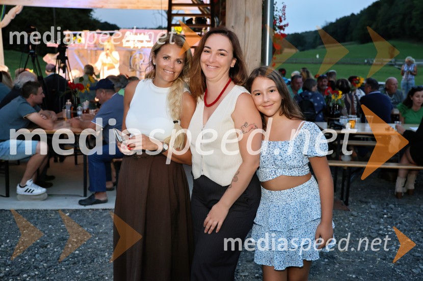  Vesna Kodrič, direktorica PureGlamur in organizatorica dogodkov - Kmetija Štajerski cvet;  ... ;  ... Večer slovenske glasbe na kmetiji Štajerski cvet