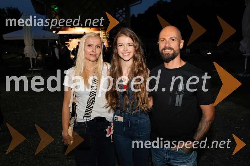  ... ;  Eva Brumen Košar;  ... Večer slovenske glasbe na kmetiji Štajerski cvet