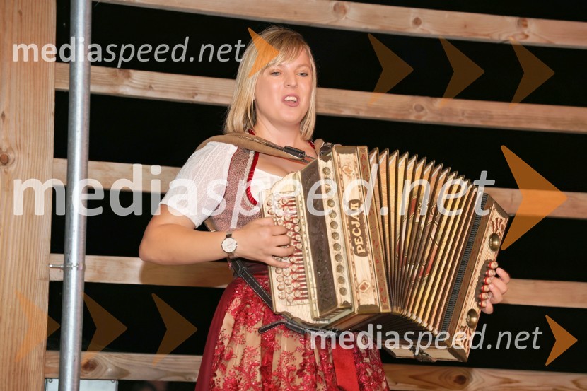  Klavdija Ceglar, harmonikaricaVečer slovenske glasbe na kmetiji Štajerski cvet