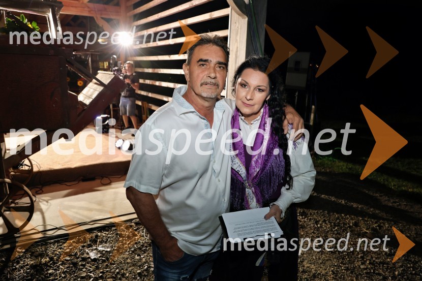  Fredi Miler, pevec;  Suzana Mally, pevka in voditeljicaVečer slovenske glasbe na kmetiji Štajerski cvet