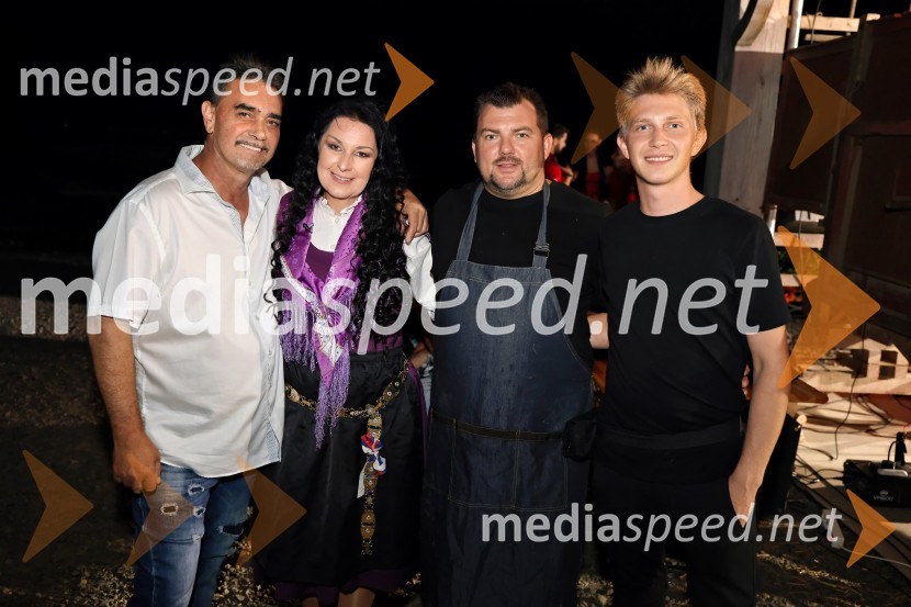  Fredi Miler, pevec;  Suzana Mally, pevka in voditeljica;  Matjaž Repuna, direktor Catering Repuna;  ... Večer slovenske glasbe na kmetiji Štajerski cvet