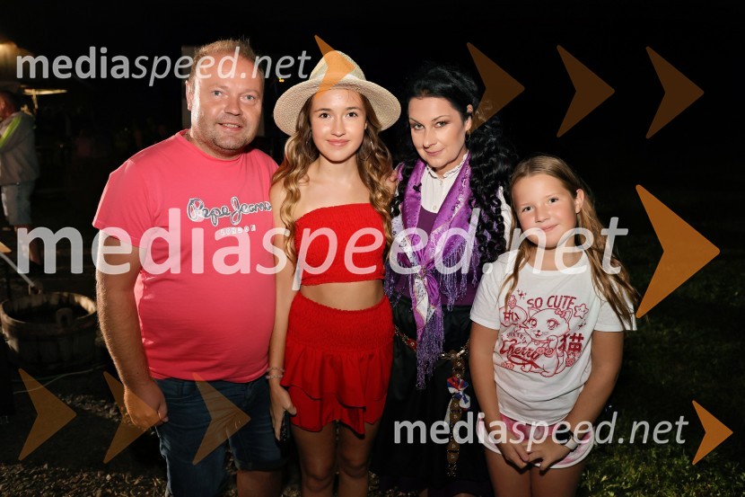  Janko Stropnik, pevec;  Ajda Stropnik, pevka;  Suzana Mally, pevka in voditeljica;  ... Večer slovenske glasbe na kmetiji Štajerski cvet