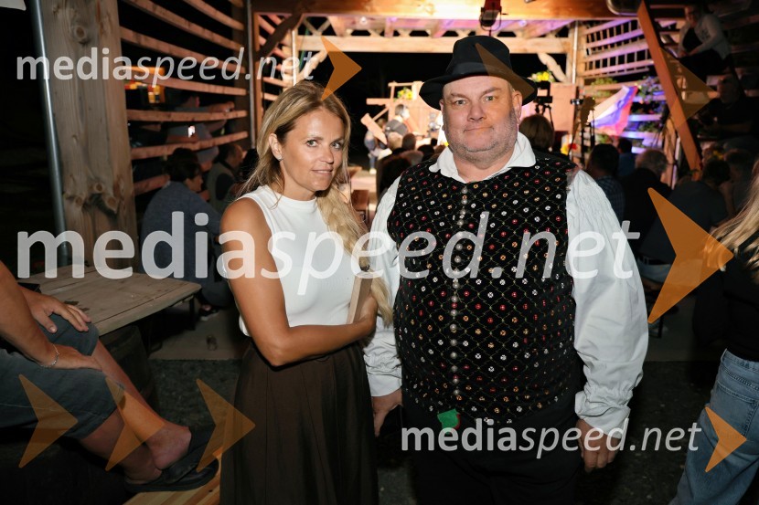  Vesna Kodrič, direktorica PureGlamur in organizatorica dogodkov - Kmetija Štajerski cvet;  Mitja Grmovšek, glasbenikVečer slovenske glasbe na kmetiji Štajerski cvet