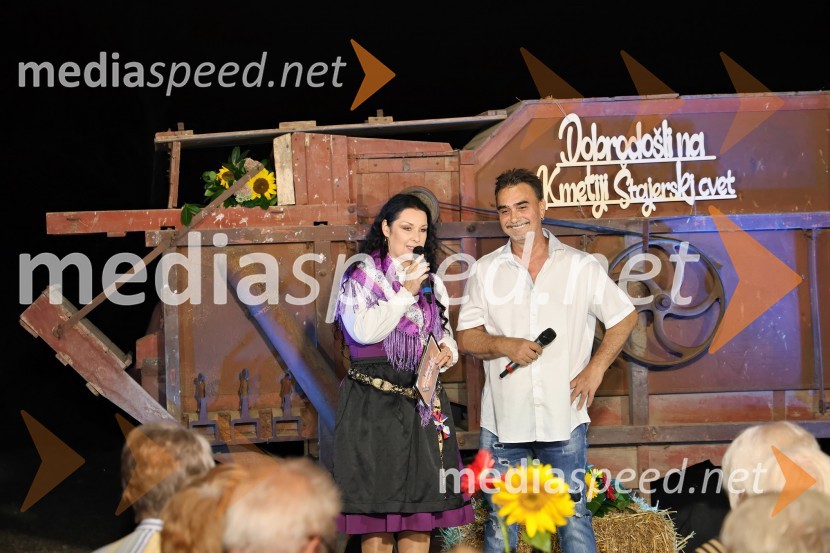  Suzana Mally, pevka in voditeljica;  Fredi Miler, pevecVečer slovenske glasbe na kmetiji Štajerski cvet