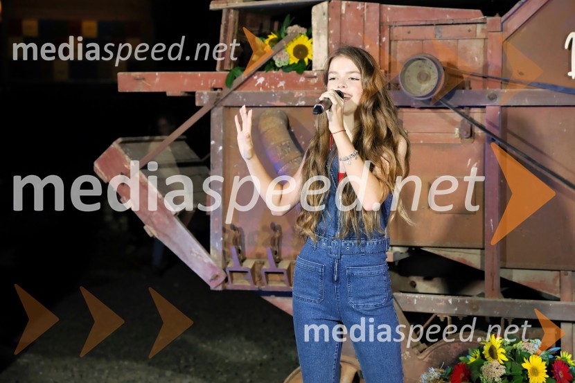  Eva Brumen KošarVečer slovenske glasbe na kmetiji Štajerski cvet