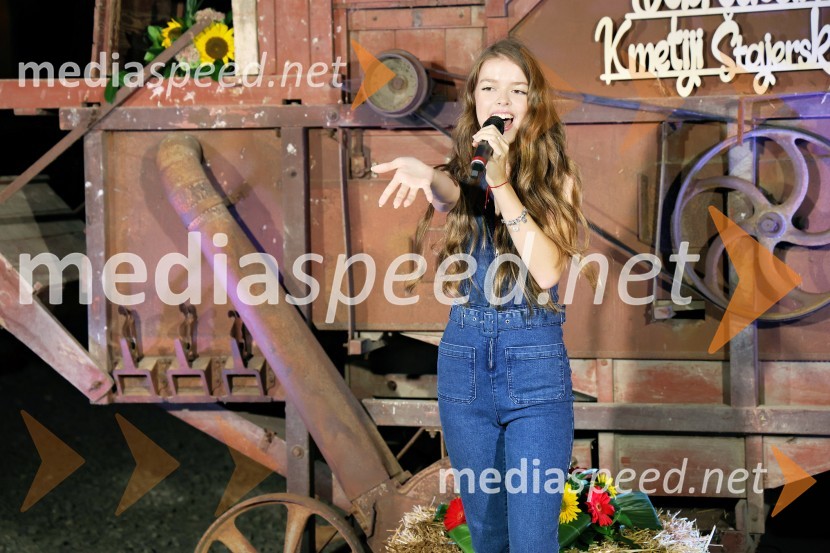  Eva Brumen KošarVečer slovenske glasbe na kmetiji Štajerski cvet