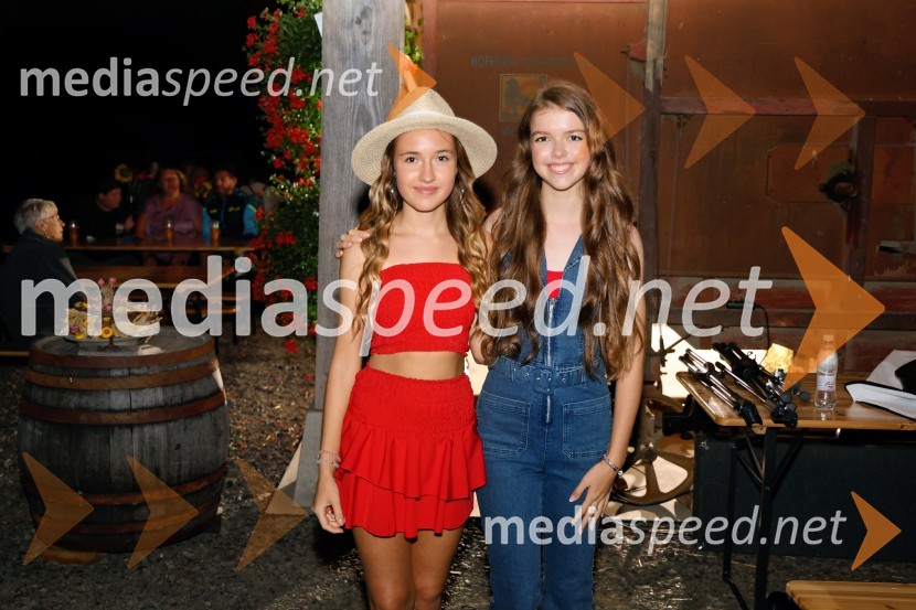  Ajda Stropnik, pevka;  Eva Brumen KošarVečer slovenske glasbe na kmetiji Štajerski cvet