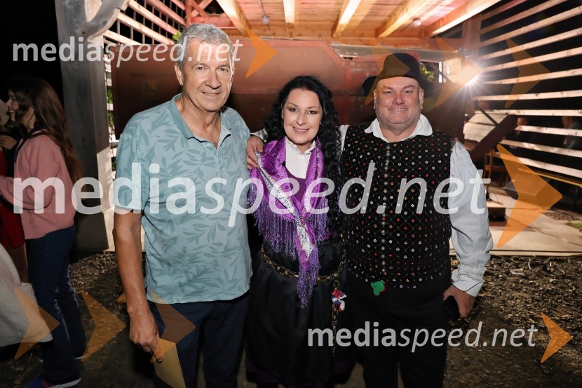 Vojko Golob, Direktor OK Media;  Suzana Mally, pevka in voditeljica;  Mitja Grmovšek, glasbenikVečer slovenske glasbe na kmetiji Štajerski cvet
