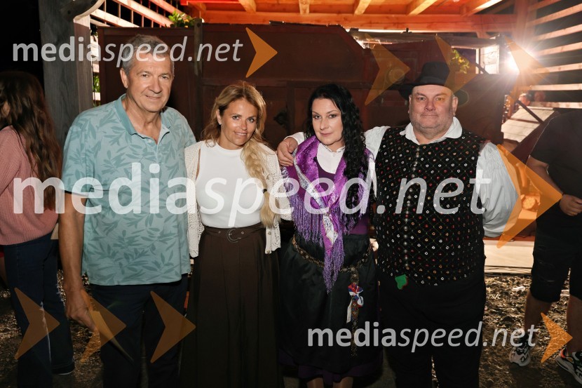  Vojko Golob, Direktor OK Media;  Vesna Kodrič, direktorica PureGlamur in organizatorica dogodkov - Kmetija Štajerski cvet;  Suzana Mally, pevka in voditeljica;  Mitja Grmovšek, glasbenikVečer slovenske glasbe na kmetiji Štajerski cvet