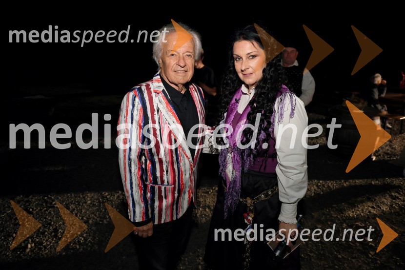  Alfi Nipič, pevec;  Suzana Mally, pevka in voditeljicaVečer slovenske glasbe na kmetiji Štajerski cvet