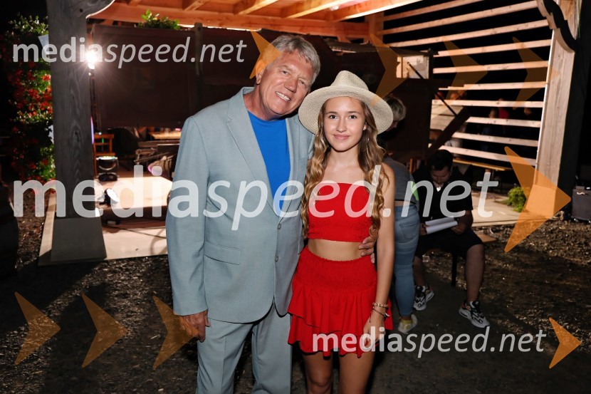  Rudi Šantl, pevec;  Ajda Stropnik, pevkaVečer slovenske glasbe na kmetiji Štajerski cvet