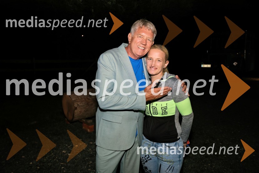  Rudi Šantl, pevec;  Ines Polanec, koordinatorkaVečer slovenske glasbe na kmetiji Štajerski cvet