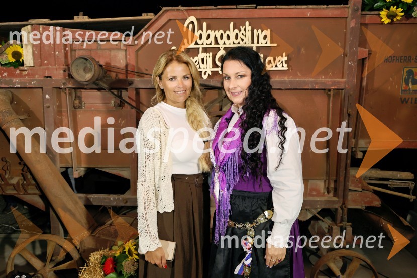  Vesna Kodrič, direktorica PureGlamur in organizatorica dogodkov - Kmetija Štajerski cvet;  Suzana Mally, pevka in voditeljicaVečer slovenske glasbe na kmetiji Štajerski cvet