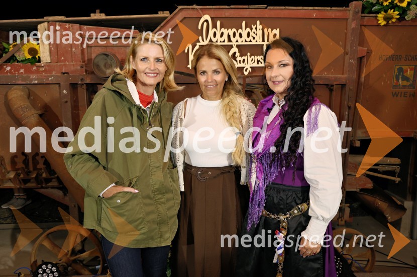  Maja Čeh;  Vesna Kodrič, direktorica PureGlamur in organizatorica dogodkov - Kmetija Štajerski cvet;  Suzana Mally, pevka in voditeljicaVečer slovenske glasbe na kmetiji Štajerski cvet