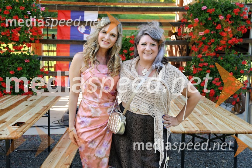  Amanda Lipuš, pevka;  Ana Dušica, pevkaVečer slovenske glasbe na kmetiji Štajerski cvet