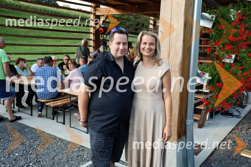  David Kos, asistent režije;  Anita  Kralj, glasbenicaVečer slovenske glasbe na kmetiji Štajerski cvet