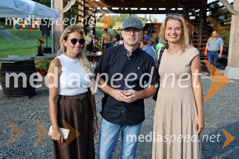  Vesna Kodrič, direktorica PureGlamur in organizatorica dogodkov - Kmetija Štajerski cvet;  David Kocijan, glasbenik;  Anita  Kralj, glasbenicaVečer slovenske glasbe na kmetiji Štajerski cvet