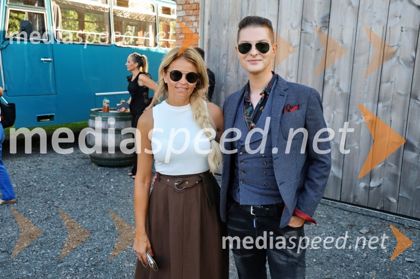  Vesna Kodrič, direktorica PureGlamur in organizatorica dogodkov - Kmetija Štajerski cvet;  Damjan Murko, pevecVečer slovenske glasbe na kmetiji Štajerski cvet