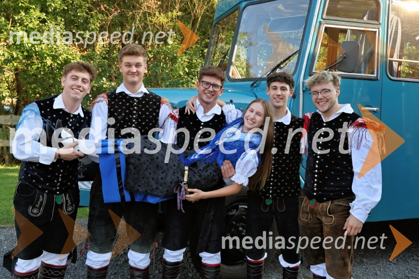 Ben Maj in Julija z ansamblom KlicVečer slovenske glasbe na kmetiji Štajerski cvet