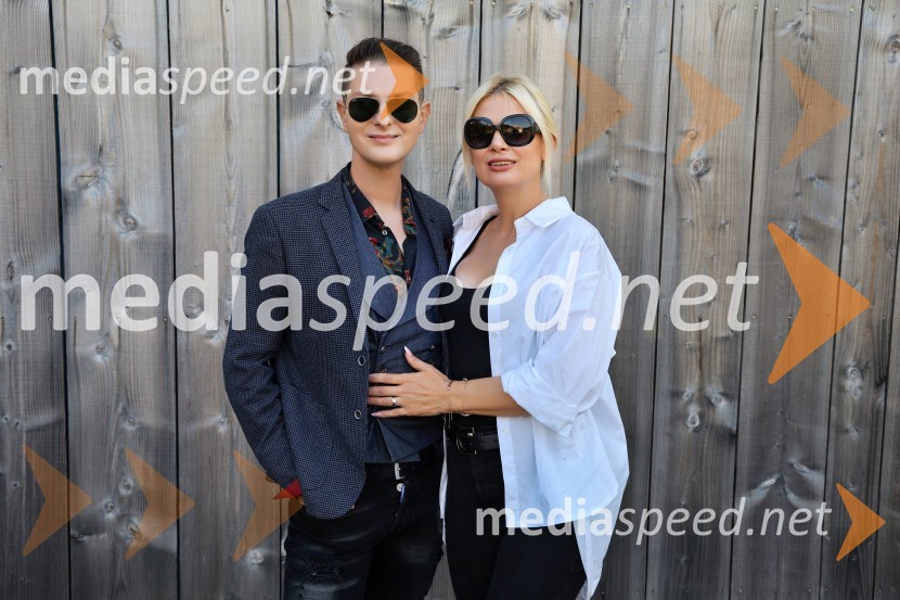  Damjan Murko, pevec;  Maja MurkoVečer slovenske glasbe na kmetiji Štajerski cvet