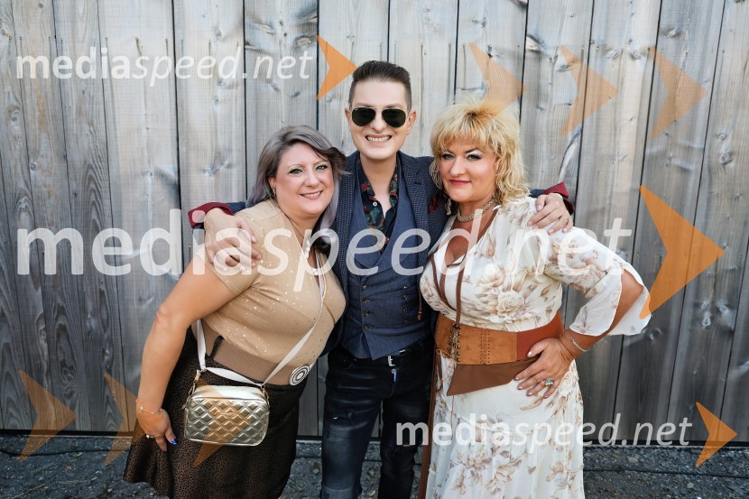  Ana Dušica, pevka;  Damjan Murko, pevec;  Mili Korpar, pevkaVečer slovenske glasbe na kmetiji Štajerski cvet