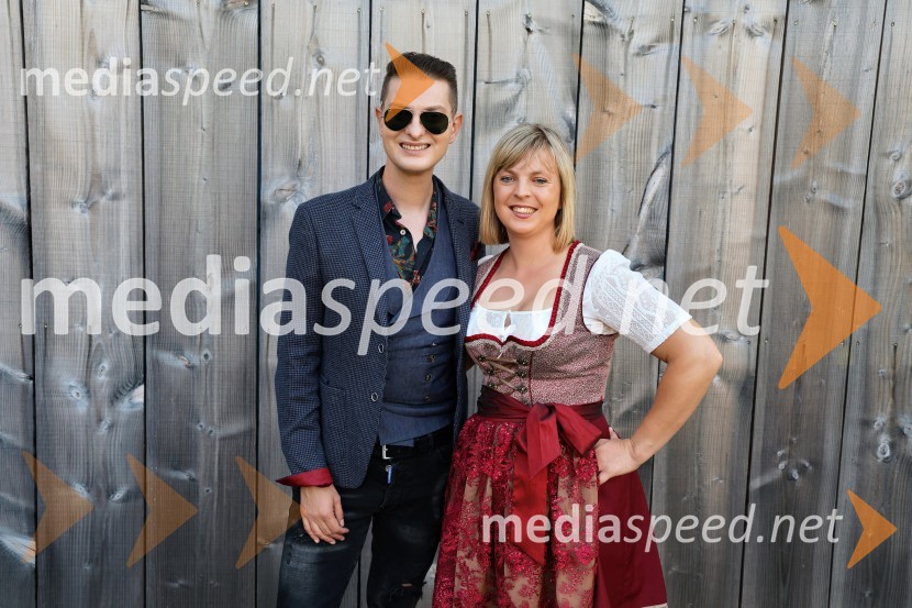  Damjan Murko, pevec;  Klavdija Ceglar, harmonikaricaVečer slovenske glasbe na kmetiji Štajerski cvet