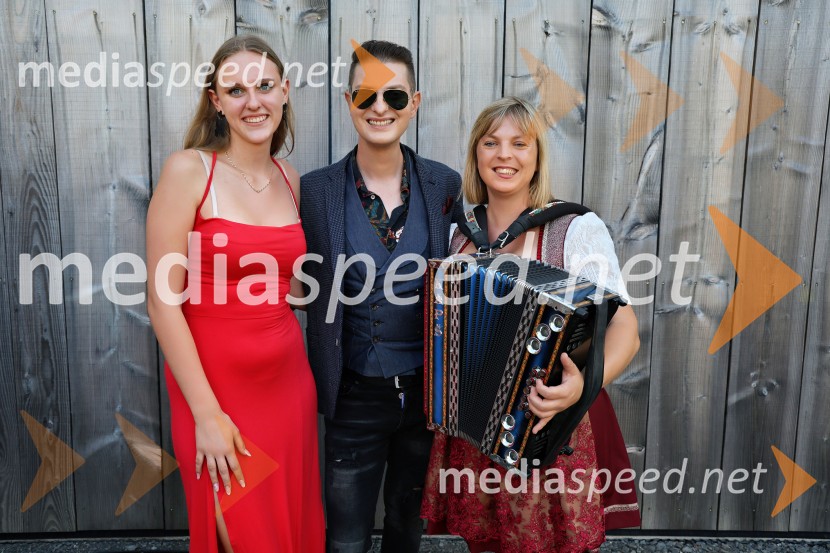  ... ;  Damjan Murko, pevec;  Klavdija Ceglar, harmonikaricaVečer slovenske glasbe na kmetiji Štajerski cvet