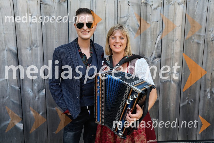  Damjan Murko, pevec;  Klavdija Ceglar, harmonikaricaVečer slovenske glasbe na kmetiji Štajerski cvet