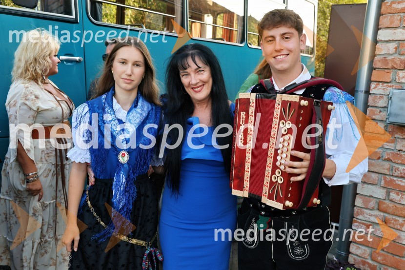  Julia Gašparič, ansambel Klic;  Andreja Zaljetelj, pevka;  Ben Maj Gašparič, ansambel KlicVečer slovenske glasbe na kmetiji Štajerski cvet