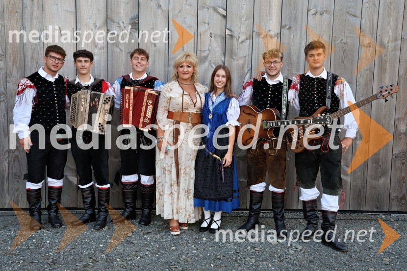 Večer slovenske glasbe na kmetiji Štajerski cvet