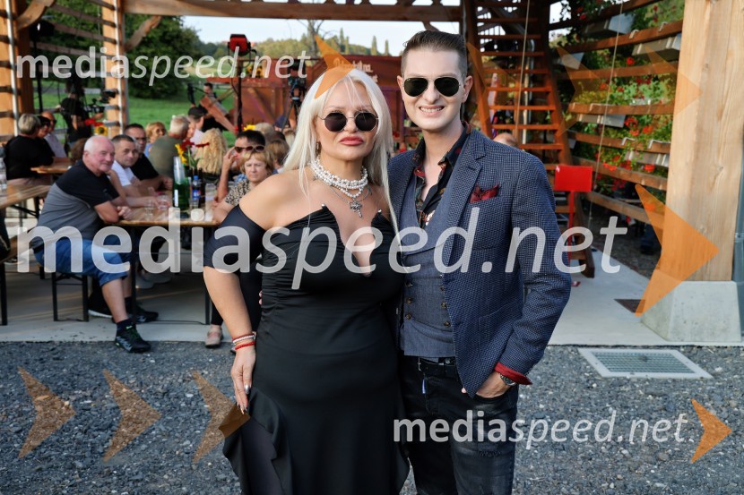  Melita Biserkova, podjetnica;  Damjan Murko, pevecVečer slovenske glasbe na kmetiji Štajerski cvet