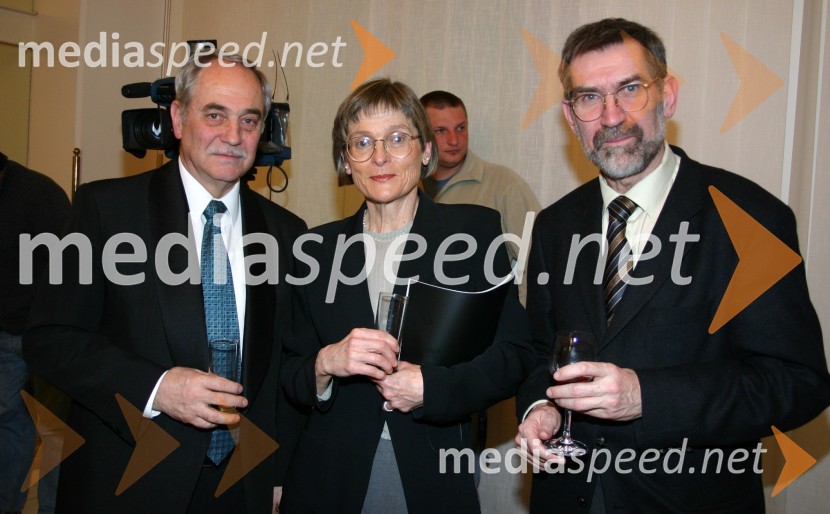 Rudi Moge, poslanec v državnem zboru in dr. Jure Zupan, minister za znanost, visoko šolstvo in tehnologijo s soprogo BredoIz veka vekov, premiera opere SNG Maribor