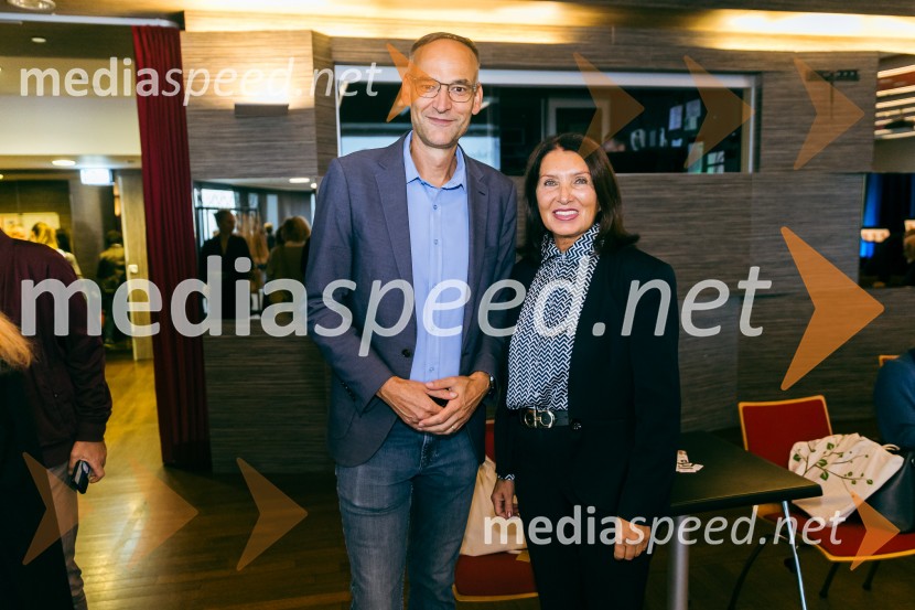  Aleksander Salkič, Pošta Slovenije; mag. Breda Pečovnik, direktorica kongresno komercialne dejavnosti Cankarjev domPredstavitev sezone 2025/26 v Cankarjevem domu