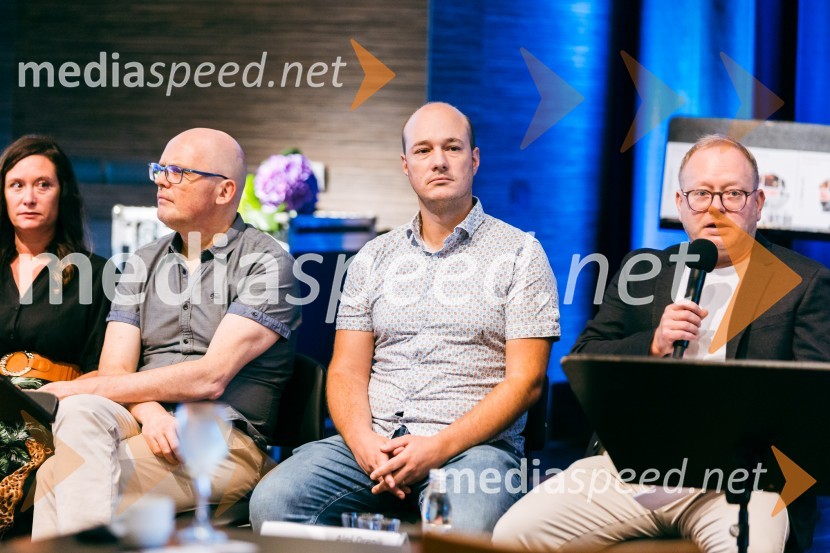  ... ;  Simon Popek, vodja filmskega programa Cankarjevega doma;  ... ; mag. Aleš Drenik, vodja programa resne glasbe, opere in balet, Cankarjev domPredstavitev sezone 2025/26 v Cankarjevem domu