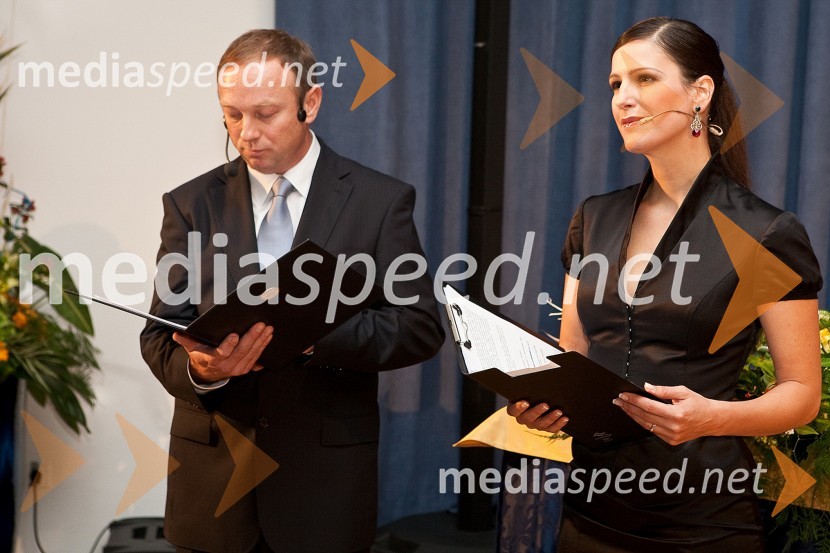 Stane Kocutar, urednik oddaj na Radiu Maribor in povezovalec prireditve ter Manca Izmajlova, pevka in povezovalka prireditveDan Univerze v Mariboru in 50 let Fakultete za organizacijske vede Kranj