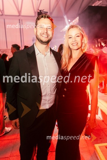  Alen Podlesnik, moderator, novinar POP TV;  Taya Damjan, pevkaPOP promenada 2025