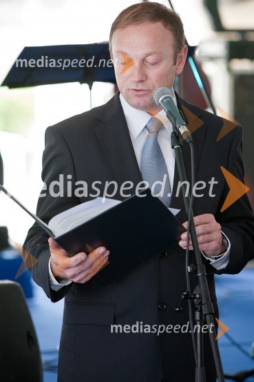 Stane Kocutar, urednik oddaj na Radiu Maribor in povezovalec prireditve terDan Univerze v Mariboru in 50 let Fakultete za organizacijske vede Kranj