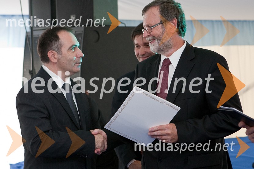 ... in prof. dr. Ivan Rozman, rektor Univerze v MariboruDan Univerze v Mariboru in 50 let Fakultete za organizacijske vede Kranj