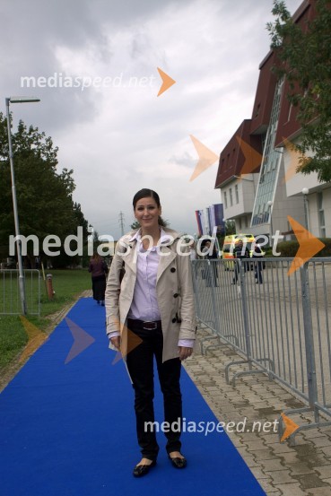 Manca Izmajlova, pevka in povezovalka prireditveDan Univerze v Mariboru in 50 let Fakultete za organizacijske vede Kranj