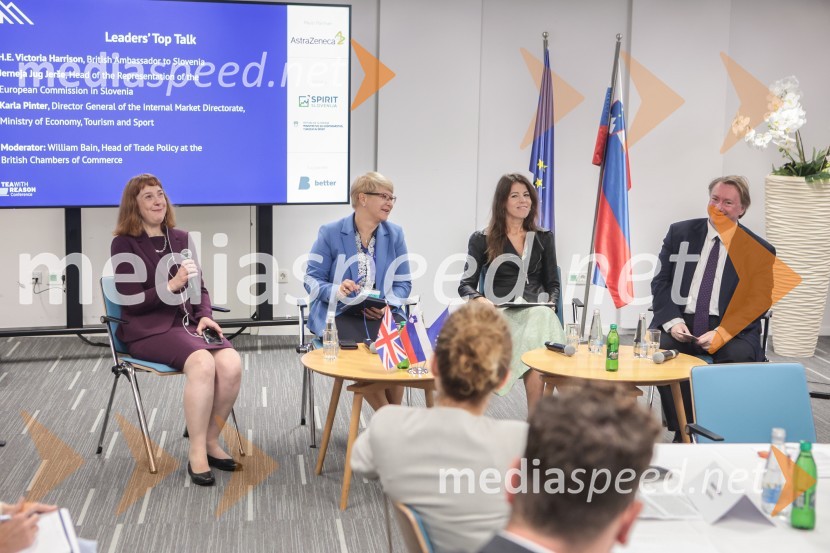  Victoria Harrison, britanska veleposlanica v Sloveniji; dr. Jerneja Jug Jerše, vodja Predstavništva Evropske komisije v Sloveniji;  Karla Pinter, generalna direktorica Direktorata za notranji trg;  William Bain, vodja oddelka za trgovinsko politiko na Združenju britanskih gospodarskih zbornicBritansko-evropska poslovna konferenca