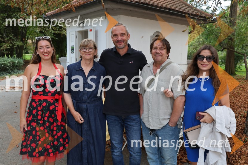  Maja Modrinjak, fotografinja;  ... ;  ... ;  ... ;  Jana Ujčič, novinarkaOtvoritev razstave Maje Modrinjak v Trafiki ob parku