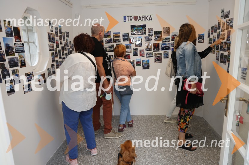 Otvoritev razstave Maje Modrinjak v Trafiki ob parku
