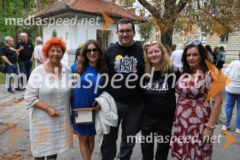  ... ;  Jana Ujčič, novinarka;  ... ;  ... ;  ... Otvoritev razstave Maje Modrinjak v Trafiki ob parku