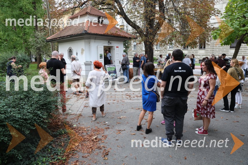 Otvoritev razstave Maje Modrinjak v Trafiki ob parku