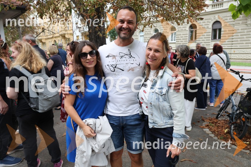  Jana Ujčič, novinarka;  ... ;  ... Otvoritev razstave Maje Modrinjak v Trafiki ob parku