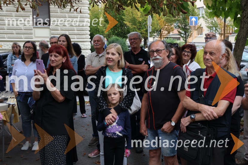 Otvoritev razstave Maje Modrinjak v Trafiki ob parku