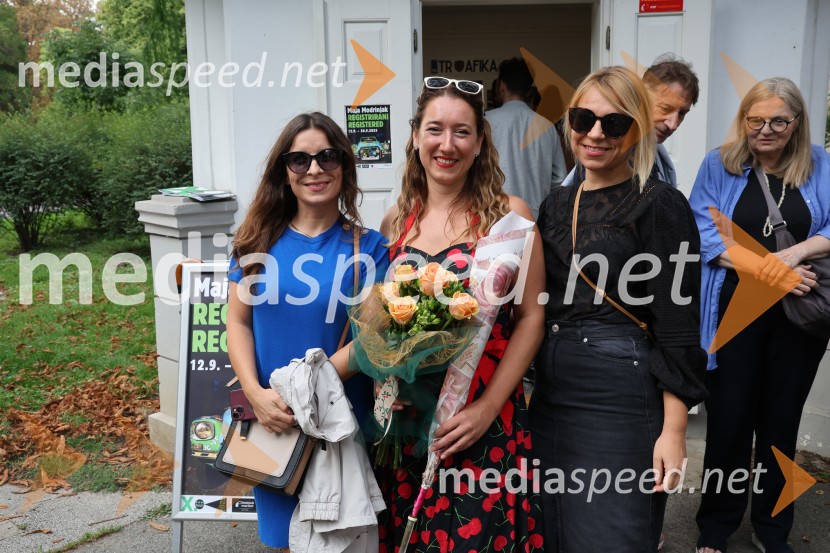  Jana Ujčič, novinarka;  Maja Modrinjak, Fotografinja;  ... Otvoritev razstave Maje Modrinjak v Trafiki ob parku