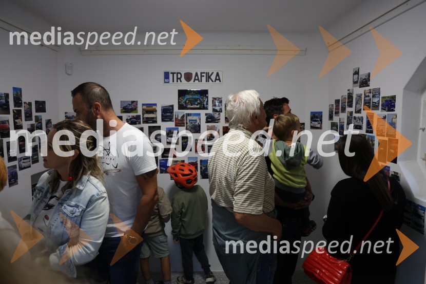 Otvoritev razstave Maje Modrinjak v Trafiki ob parku