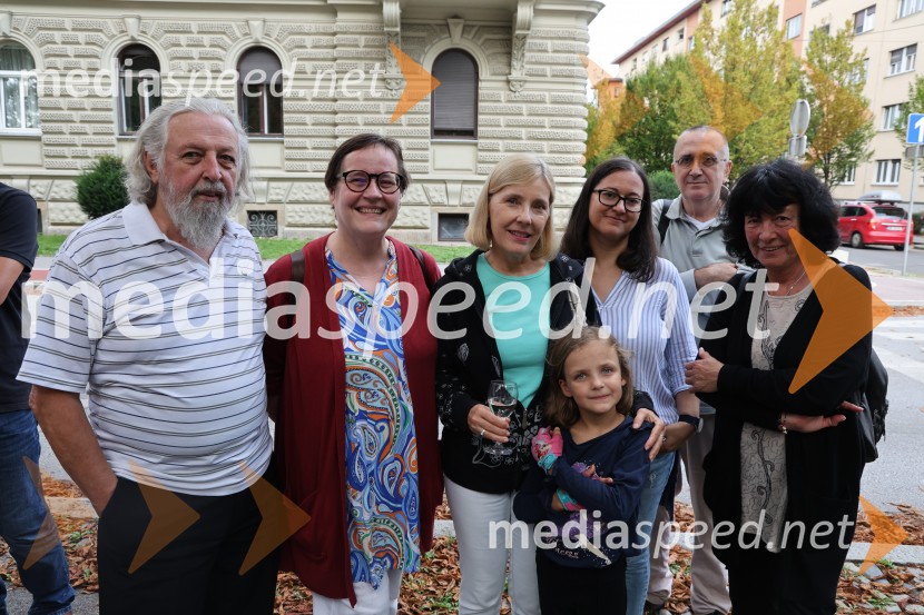 Otvoritev razstave Maje Modrinjak v Trafiki ob parku